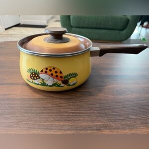 🍄 Vintage Mushroom Enamel Saucepan w/ Lid – Retro 70s Style